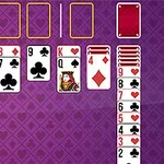 보라색 배경 위에 놓인 정렬된 카드 더미와 펼쳐진 카드들