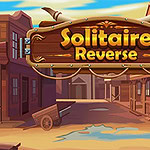 서부 마을 배경에 Solitaire Reverse라는 글씨가 적힌 목재 간판