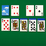 초록색 배경 위에 카드가 배열되어 있으며, 일부 카드는 앞면이 보이고 나머지는 뒷면이 보인다