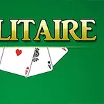 녹색 배경에 솔리테어라는 글자와 세 장의 카드가 배열되어 있습니다