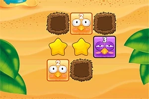 해변 모래 위에 둥지, 별, 숫자가 표시된 동물 블록이 있는 장면