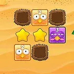해변 모래 위에 둥지, 별, 숫자가 표시된 동물 블록이 있는 장면