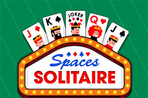 녹색 배경에 카드 패와 Spaces Solitaire라는 텍스트가 있는 밝은 간판