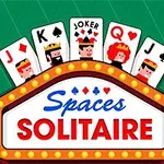 녹색 배경에 카드 패와 Spaces Solitaire라는 텍스트가 있는 밝은 간판