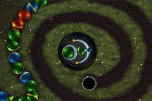 녹색과 파란색 대리석들이 나선형 경로를 따라 배열되어 있는 이미지