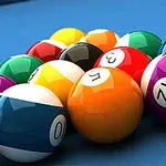 다양한 색상의 번호가 적힌 당구공이 파란 당구대 위에 모여 있는 모습