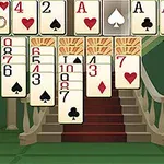 계단이 있는 배경 앞에 여러 장의 카드가 나열되어 있는 이미지