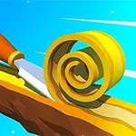 나무 막대 위에서 칼로 노란색 껍질을 얇게 벗겨내어 말려 있는 모습