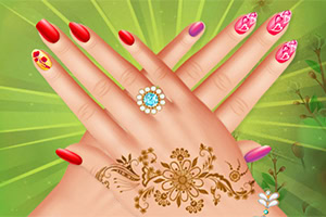 알록달록한 매니큐어와 헤나 문신이 있는 두 손, 반지가 있는 이미지