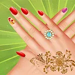 알록달록한 매니큐어와 헤나 문신이 있는 두 손, 반지가 있는 이미지