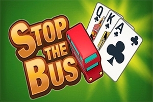 녹색 배경에 STOP THE BUS라는 글자와 빨간색 이층 버스, QKA 카드가 있는 이미지