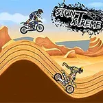 사막 배경에서 세 명의 모터사이클 라이더가 경사진 언덕 위에서 다양한 묘기를 펼치고 있는 장면