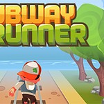 나무 배경 앞 철로 위에 후드와 모자를 쓴 캐릭터가 나무 상자와 함께 서 있다