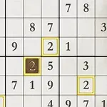 노란색과 갈색 배경으로 강조된 숫자 2가 있는 격자 배치