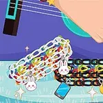 기타를 치는 손과 토끼 장식이 달린 화려한 팔찌