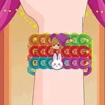 팔목에 다채로운 고리들이 엮인 팔찌와 토끼 모양 장식이 있는 만화 스타일의 이미지