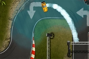 노란 차가 회색 레이싱 트랙 위 코너를 드리프트하며 돌아가는 장면