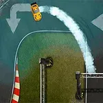 노란 차가 회색 레이싱 트랙 위 코너를 드리프트하며 돌아가는 장면