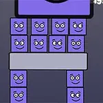 보라색 웃는 얼굴이 있는 블록들이 층층이 쌓여 있는 모습