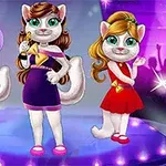 세 마리의 귀여운 고양이가 무대 위에서 화려한 옷을 입고 포즈를 취하고 있는 모습