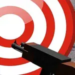 과녁 앞에 놓인 검은 총기