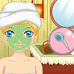 타월로 머리를 감싼 여성이 얼굴에 녹색 마스크팩을 하고 있습니다