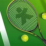 녹색 테니스 코트 위에 놓인 테니스 라켓과 테니스 공들