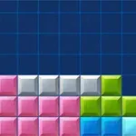 파란 바탕의 격자 위에 분홍색, 흰색, 녹색, 파란색 블록들이 쌓여 있는 모습