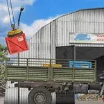 크레인으로 빨간 상자를 운반하고 있는 화물 트럭과 창고