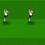 녹색 필드 위에 두 명의 선수가 흰색 유니폼을 입고 앞을 향해 뛰고 있으며, 또 다른 선수는 노란색 상의와 파란색 하의를 입고 오른쪽에서 공을 몰고 있는 모습