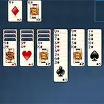 상쾌한 파란색 배경 위에 정렬된 카드놀이 테이블로, 다양한 카드가 배열되어 있습니다