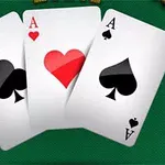 초록색 테이블 위에 클럽, 하트, 스페이드 에이스 카드 세 장이 놓여 있다