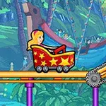 롤러코스터를 타고 있는 금발 인형이 배경의 숲을 지나고 있는 모습