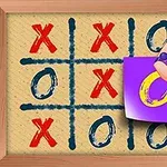 나무 틀 안에 그린 틱택토 판에 X와 O가 그려져 있고, 한 사람이 O가 그려진 보라색 종이를 놓고 있다