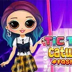 큰 눈을 가진 인형 스타일의 소녀가 어두운 배경에서 체크무늬 치마와 화려한 헤어스타일을 하고 앞에 서있는 모습