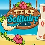 해변 배경에 Tiki Solitaire 간판과 세 장의 화려한 카드가 있는 이미지