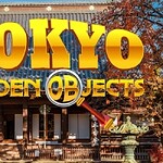 전통적인 일본식 사원 건물이 하늘을 배경으로 서 있다