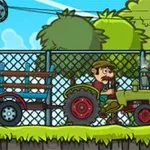 남자가 녹색 트랙터를 운전하고 있고, 그 뒤에 짐이 실린 트레일러가 연결되어 있으며 배경에는 나무와 철망이 있다