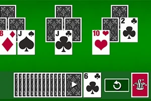 녹색 배경 위에 여러 장의 클럽, 다이아몬드, 하트 카드가 놓여 있는 장면