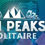 TRI PEAKS SOLITAIRE라는 텍스트와 카드 이미지가 배경에 있는 푸른색 톤의 디자인