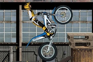 오토바이를 타고 장애물을 오르려는 헬멧을 쓴 바이커