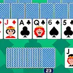 겹겹이 놓인 카드 더미와 카드에 그려진 사람 얼굴과 기호들이 있는 장면