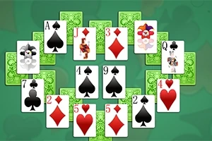 녹색 배경에 카드들이 둥글게 배치되어 있으며 다양한 무늬와 숫자가 보입니다