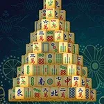 어두운 꽃무늬 배경 앞에 피라미드 형태로 쌓인 마작 패들