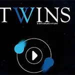 배경에 어두운 우주 공간이 있고, 중심에 두 개의 파란색 빛과 원형 재생 아이콘이 있는 화면