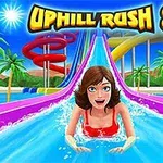 여성이 다채로운 워터 슬라이드를 타고 있는 장면입니다