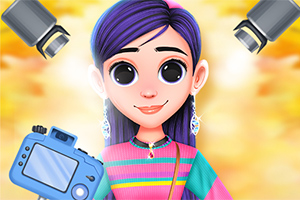 카메라와 조명 앞에 있는 보라색 머리와 화려한 옷을 입은 큰 눈의 애니메이션 소녀