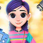 카메라와 조명 앞에 있는 보라색 머리와 화려한 옷을 입은 큰 눈의 애니메이션 소녀