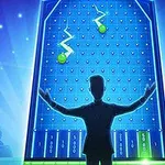 푸른 배경과 조명이 있는 무대에서 사람이 손을 벌리고 있고, 벽에는 여러 핀이 배열된 판 위로 두 개의 녹색 공이 내려오고 있다