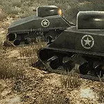 두 대의 별 모양이 그려진 탱크가 풀밭 위에 배치되어 있고, 그 중 한 대의 탱크에서 포탄이 발사되고 있는 모습